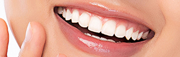 セラミックスによる白い歯の治療